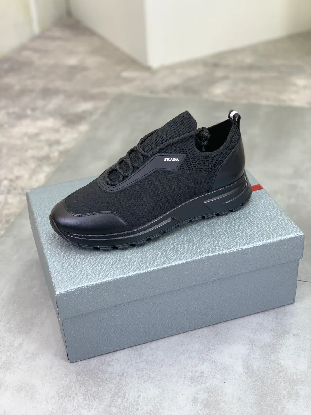 Men's Men's Shoes 💰P500💰【New Style】 (PRADA) The latest model of men's shoes has been launched on the official website in 1:1 copy, synchronized with Hong Kong counters, and on the same catwalk; all made of cowhide Epoxy mesh ➕Imported breathable fabric with cowhide lining, 🍡🍡Original 1:1 rubber outsole, non-slip and wear-resistant; comfortable on the feet, attractive style, fine workmanship, and simple and neat shoe lasts, highlighting a man's boldness and toughness, 👍size 38 to 44 3⃣️Color🉑️Choose